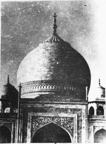 taj mahal dome with pinnacle