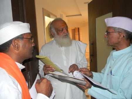 Hindu activists giving information to H.H. Asaramji Bapu about the proposed act