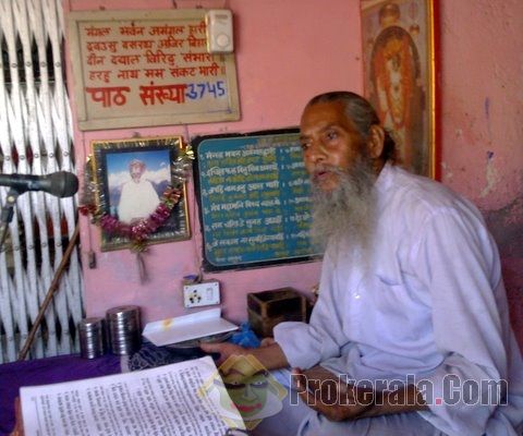 Temple priest reciting the Indian epic Ramayana in Achnera town in Agra