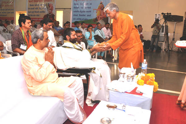 Pujya Narayan Sai (Son of H.H. Asaramji Bapu) being feliciated at Hindu Convetion Pujya Narayan Sai (Son of H.H. Asaramji Bapu) being feliciated at Hindu Convetion