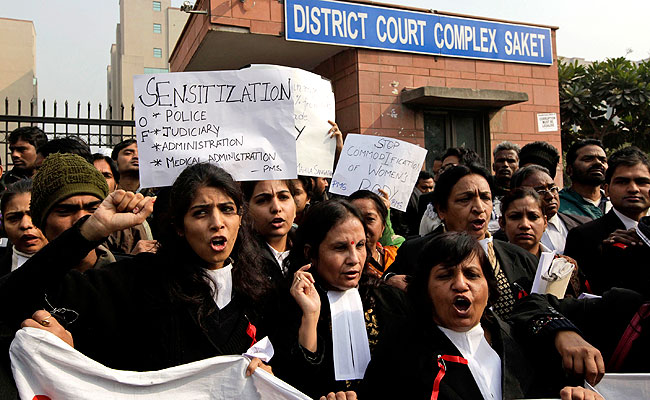 Delhi : Women lawyers shout slogans against police and the government