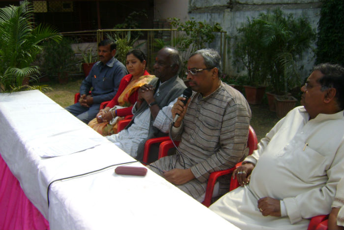 Pujya Dr. Charudatta Pingale speaking in the Press conference at Dhar, Madhya Pradesh