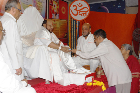 H.H. Om Datta Thakur Maharaj bestowing his blessings.