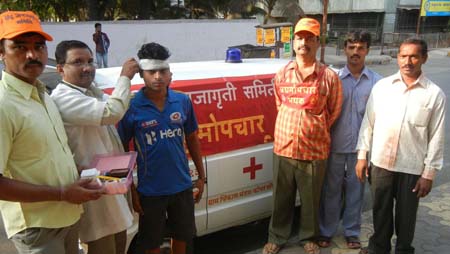 Navi Mumbai : HJS activists giving First Aid to the injured