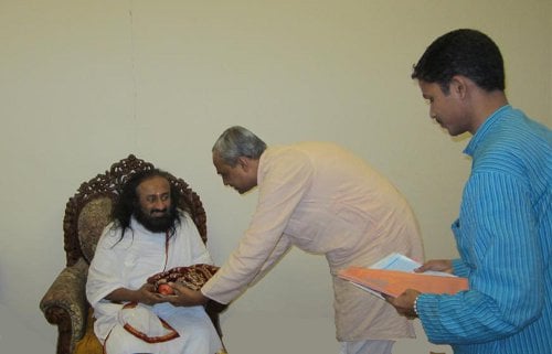 From left : Sri Sri Ravishankar, Poojya Dr. Pingale and Shri. Mohan Gauda