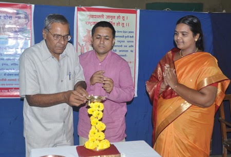 From left, Shri. P. Chowdhary, Shri Patil and Kum. Korgaonkar, inaugrating the exhibition at Jalgaon