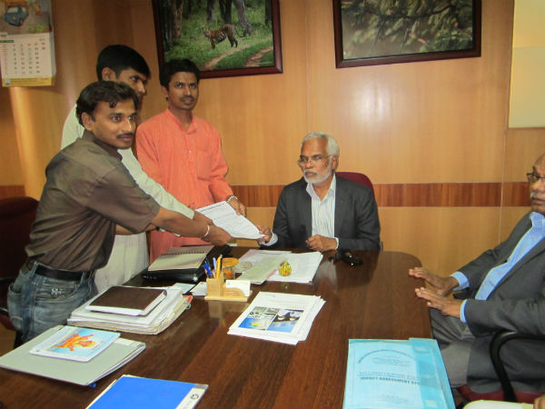 HJS members submitting memorandum to Karnataka Pollution Control Board President