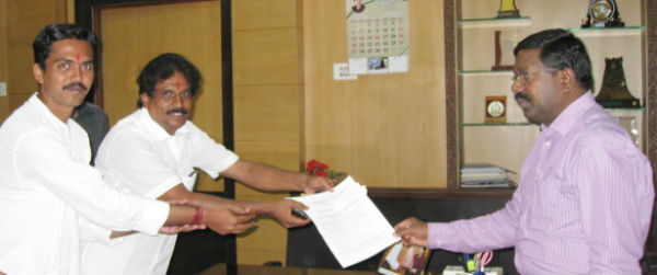 Hindus submitting memorandum to the District Collector of Madurai Shri. L Subramaniam
