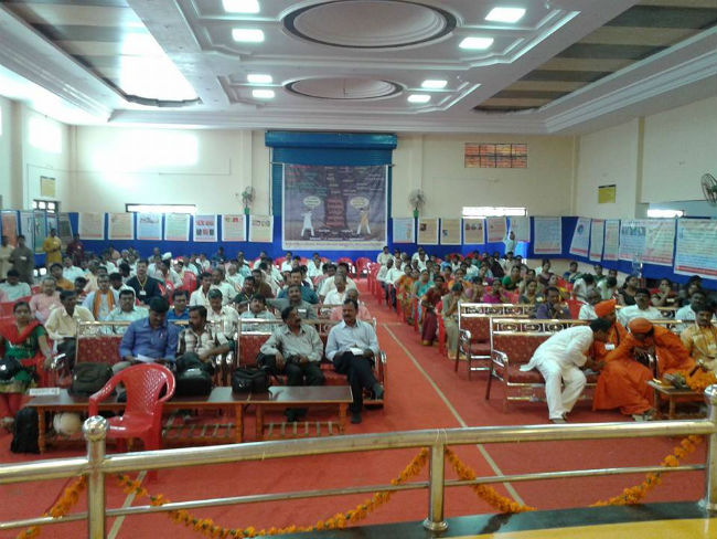 Saints and Devout Hindus present for Karnataka State Hindu Adhiveshan