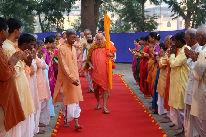 Puri Shankaracharya Swami Nishchalanand Saraswati Maharaj entering Sanatan Ashram