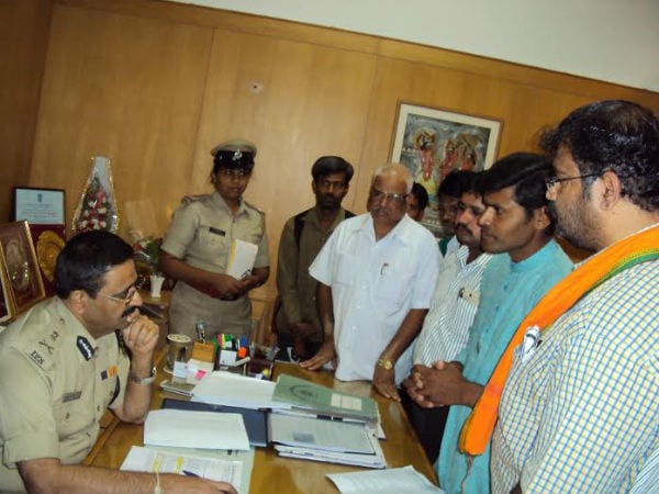 HJS activists and Hindus submitting memorandum to Police Commissioner