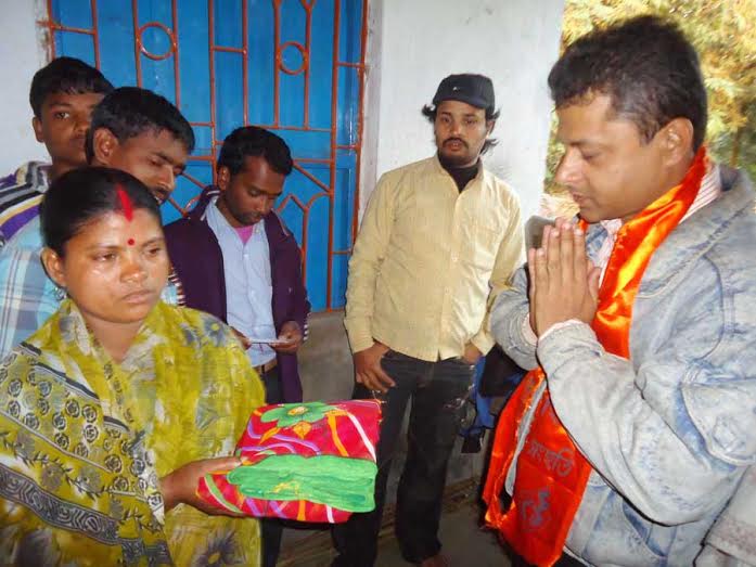 Hindu Samhati activists distributing relief material to Hindu victims (Photo 1)