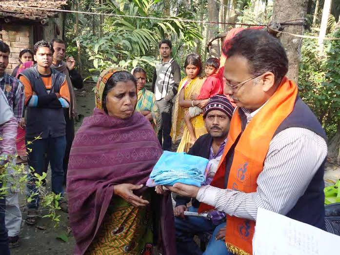Hindu Samhati activists distributing relief material to Hindu victims (Photo 2)