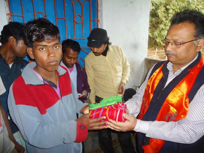 Hindu Samhati activists distributing relief material to Hindu victims (Photo 3)