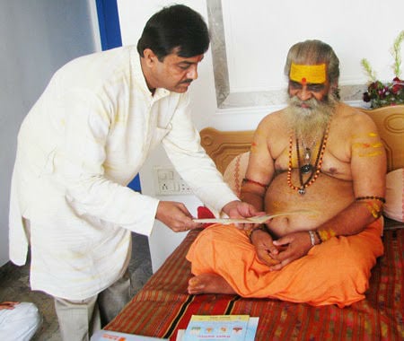 From left : Shri. Sudhir Tavare, Jyotish Pithadheeshwar Shankaracharya Shri Vasudevanand Saraswatiji