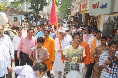 Devout Hindus participating in the welcome-procession.