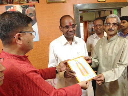 Activists of HJS and Sanatan Sanstha felicitating Shri. Anant Geete