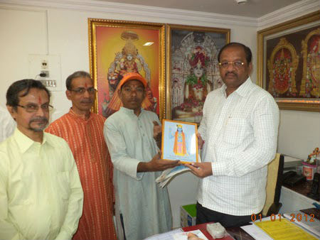 Activists of HJS and Sanatan Sanstha felicitating Shri. Gopal Shetty