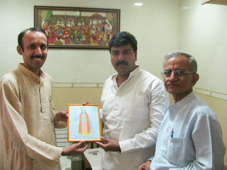 Activists of HJS and Sanatan Sanstha felicitating Shri. Rahul Shewale