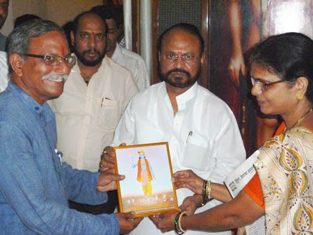 Activists of HJS and Sanatan Sanstha felicitating Shri. Anandrao Adsul