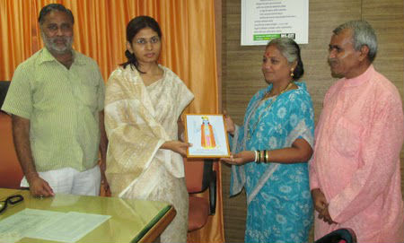 Activists of HJS and Sanatan Sanstha felicitating Smt. Rakshatai Khadase