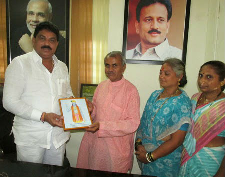 Activists of HJS and Sanatan Sanstha felicitating Shri. A. T. Nana Patil