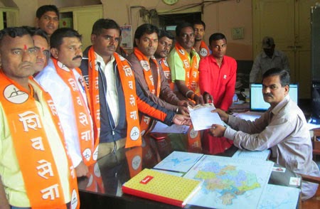 Shiv Sainiks submitting representation to Shri. Todkar, ‘Shirastedar’, Regional Office