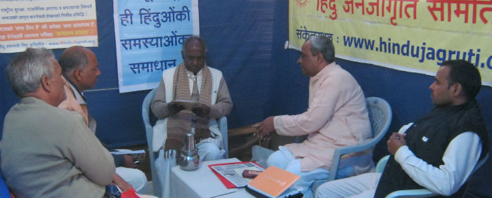 श्री. गोविंदाचार्यजी (दाएंसे तीसरे) को जानकारी देते हुए पू. डॉ. चारुदत्त पिंगळेजी (दाएंसे दूसरे)