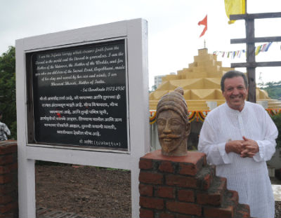 छत्रपति शिवाजी महाराजकी हटाई गई प्रतिमा एवं उसके पास फ्रान्सिस गोतिए