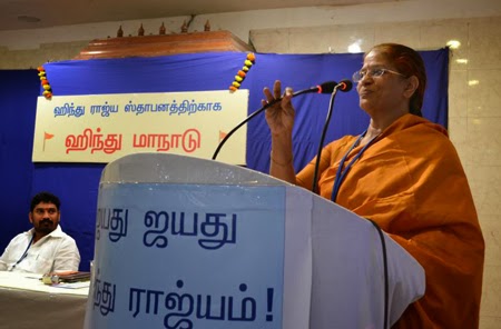 हिंदु अधिवेशनमें विचार प्रस्तुत करती श्रीमती उमा आनंदन