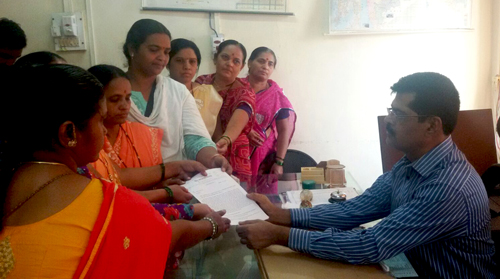 रणरागिणी शाखेच्या कार्यकर्त्यांनी दिलेले निवेदन स्वीकारतांना उपजिल्हाअधिकारी