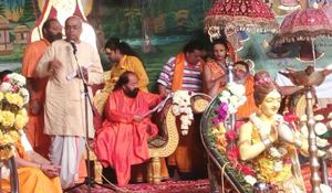 मार्गदर्शन करते हुए हिंदु जनजागृती समिति के राष्ट्रीय मार्गदर्शक पू. डॉ. चारुदत्त पिंगळे और व्यासपीठ पर उपस्थित अन्य साधू-संतगण