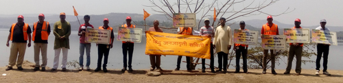 जलाशय रक्षा अभियान में 'मानवी-शृंखला' बनाए हुए, कमिन्स इंडिया के कर्मचारी एवं समिति के कार्यकर्ता