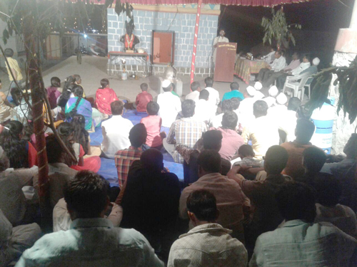 मार्गदर्शन का लाभ लेते हुए ग्रामस्थ