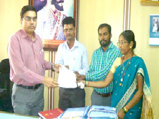 धर्माभिमानियोंद्वारा ज्ञापन का स्वीकार करते हुए मुंबई जिलाधिकारी श्री. शेखर चन्ने (बार्इं ओर)