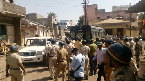 दंगास्थल पर नियुक्त पुलिस की बडी फौज