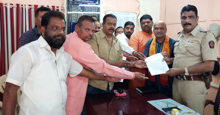 बाएं से हिंदुत्ववादी सर्वश्री संभाजी भोकरे, चंद्रकांत बराले, संभाजी साळुंखे, महेश उरसाल, सुनील घनवट, प्रमोद मुतालिक और ज्ञापन स्वीकारते हुए जुना राजवाडा पुलिस थाने के पुलिस निरीक्षक श्री. अनिल देशमुख (दाइं ओर)