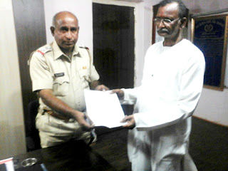 पेण के पुलिस उपनिरीक्षक को ज्ञापन प्रस्तुत करते हुए समिति के कार्यकर्ता