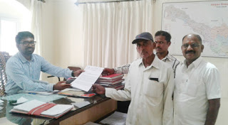तहसीलदार को ज्ञापन देते हुए हिन्दुत्वनिष्ठ