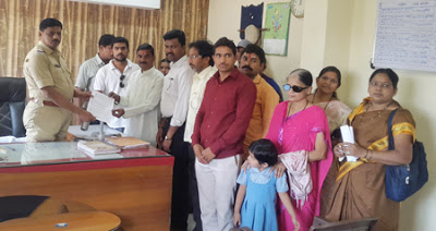 विटा (जिला सांगली) के वरिष्ठ पुलिस निरीक्षक श्री. मोहन जाधव (बार्इं ओर) को ज्ञापन देते हुए हिन्दुत्वनिष्ठ