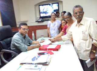 वर्धा जिलाधिकारी श्री. आशुतोष सलील को ज्ञापन देते हुए समिति के कार्यकर्ता