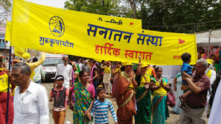 शोभायात्रा का स्वागत करनेवाले फलक प्रकाशित कर प्रसार करनेवाले सनातन के साधक
