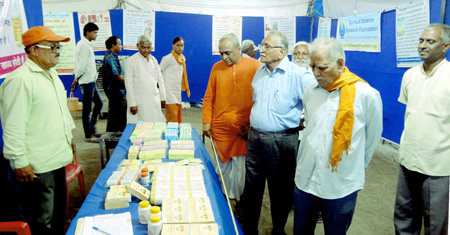 सिंहस्थ मेला प्राधिकरण के अध्यक्ष श्री. दिवाकर नातू (दाइं ओर से तिसरे) को प्रदर्शनी दिखाते हुए पू. डॉ. चारुदत्त पिंगळे (दाइं ओर से चौथे)