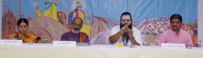 व्यासपीठ पर उपस्थित बाएं से कु. भव्या गौडा, अधिवक्ता श्री. अमृतेश एन.पी., सभा को संबोधित करते हुए महर्षि श्री श्री आनंद गुरुजी एवं हिंदु जनजागृती समिति के श्री. विजय रेवणकर