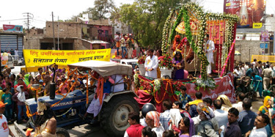 श्री तपोनिधि निरंजनी आखाडे की तीसरी शोभायात्रा का संपूर्ण भक्तिभाव एवं उत्साह के साथ स्वागत करते हुए भाविक