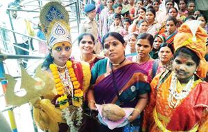 श्री महालक्ष्मी मंदिर के गर्भगृह में बलपूर्वक प्रवेश करनेवाली 'अवनि' संस्था की श्रीमती अनुराधा भोसले एवं अन्य महिला कार्यकर्ती