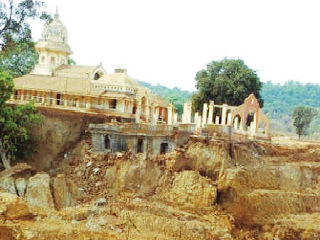 श्री माऊली मंदिर का गिरा हुआ सभामंडप एवं गिरने की स्थिति में, मंदिर !