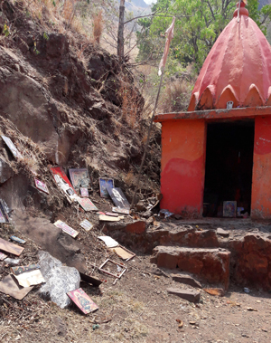 एक स्मारक के आस पास, बिखरे पड़े देवताओंके चित्र