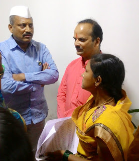 नेवासा के भाजपा विधायक श्री. मुरुकटे के साथ विचारविमर्श करते हुए कार्यकर्ता
