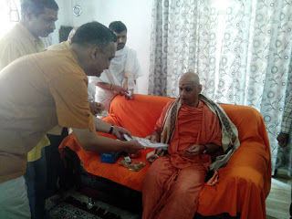 प.पू.स्वामी गोविंददेव गिरीजी महाराज (बैठे हुए) को भेंटस्वरूप 'गोसंवर्धन' ग्रंथ देते हुए श्री. आनंद पाटिल